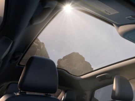 Ford Mustang Mach-E: Mái Kính Toàn Cảnh & Không Gian Mở Rộng